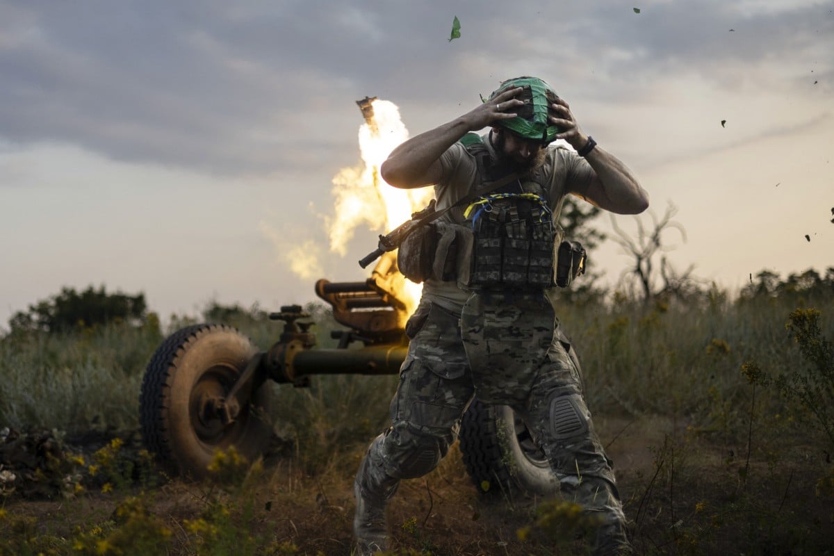A Ukrainian serviceman fires a 122mm mortar towards Russian positions near Bakhmut, Donetsk region, Ukraine. Photo: AP